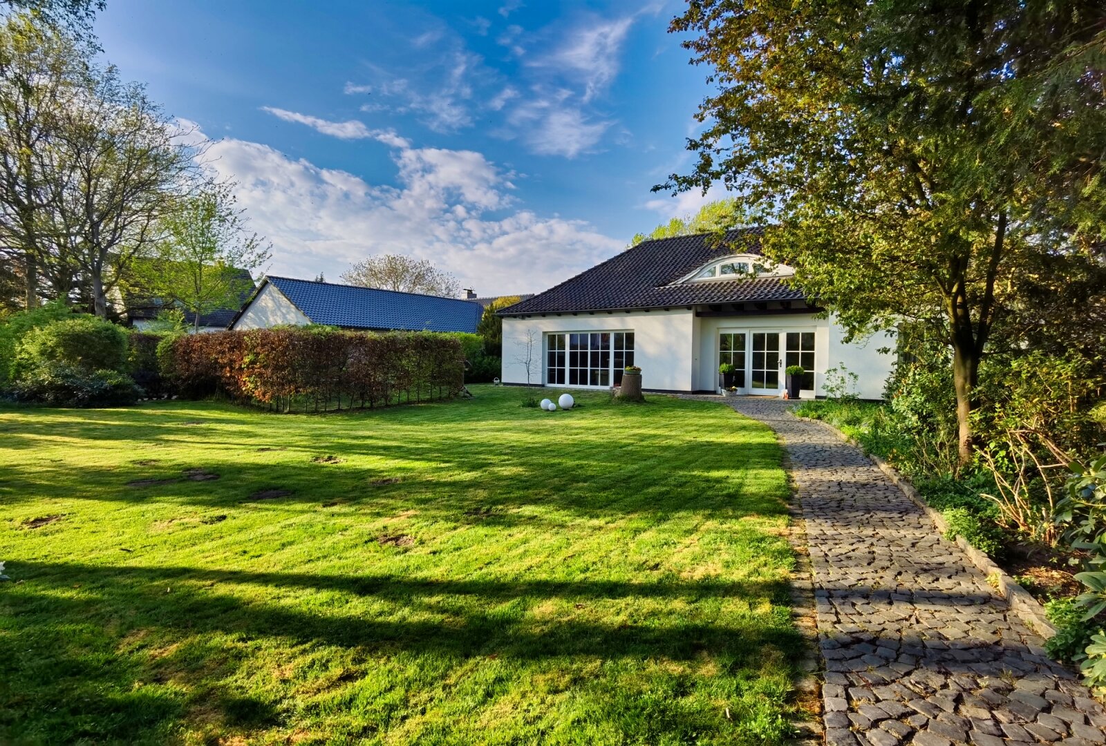 Elegantes Wohnen in ruhiger Wohnlage mit viel Platz und Charme Elegantes Wohnen in ruhiger Wohnlage mit viel Platz und Charme